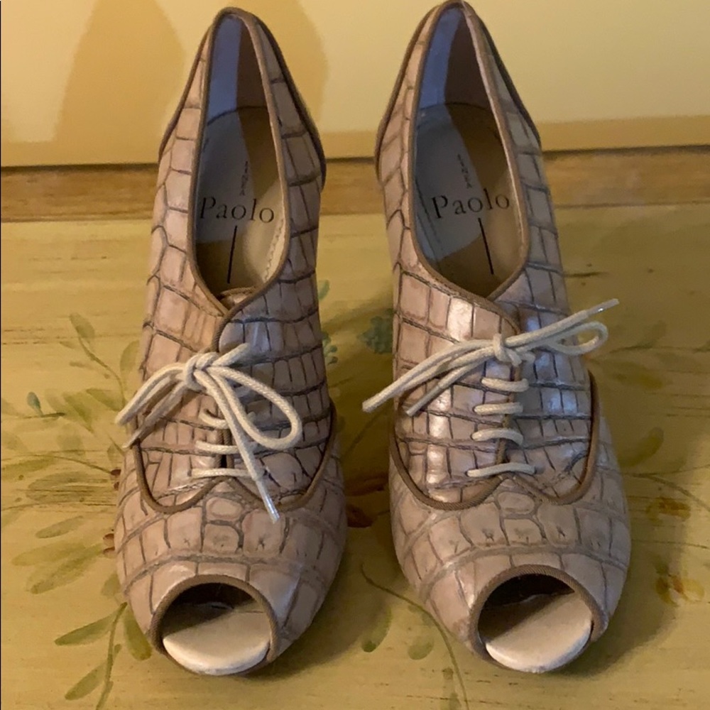 Women’s light brown pattern size 8 Paolo Heels